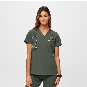 Figs scrubs- moss, comes with top and pants. Please see notes about the size.